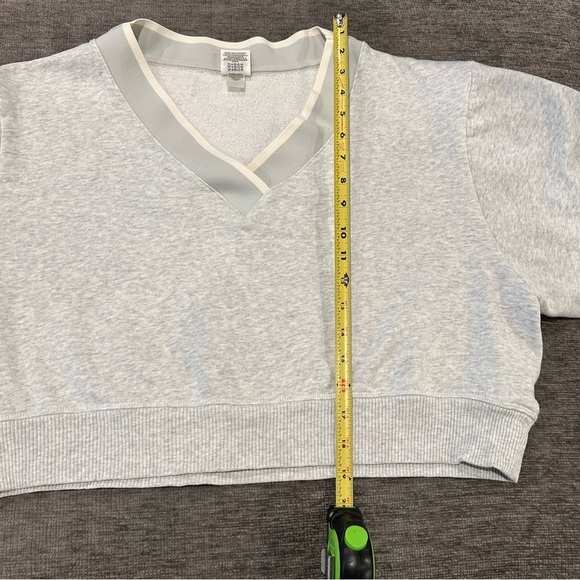 PINK Victoria Secret Cropped Gray V-Neck Women's Sweater Size Large - Picture 9 of 11